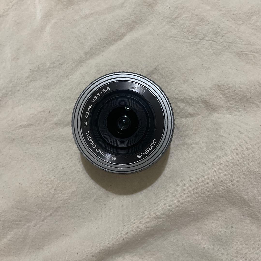 オリンパス 電動パンケーキレンズ M.ZUIKO 14-42mm silver Amazon.co.jp: OLYMPUS 電動式パンケーキズームレンズ M.ZUIKO DIGITAL