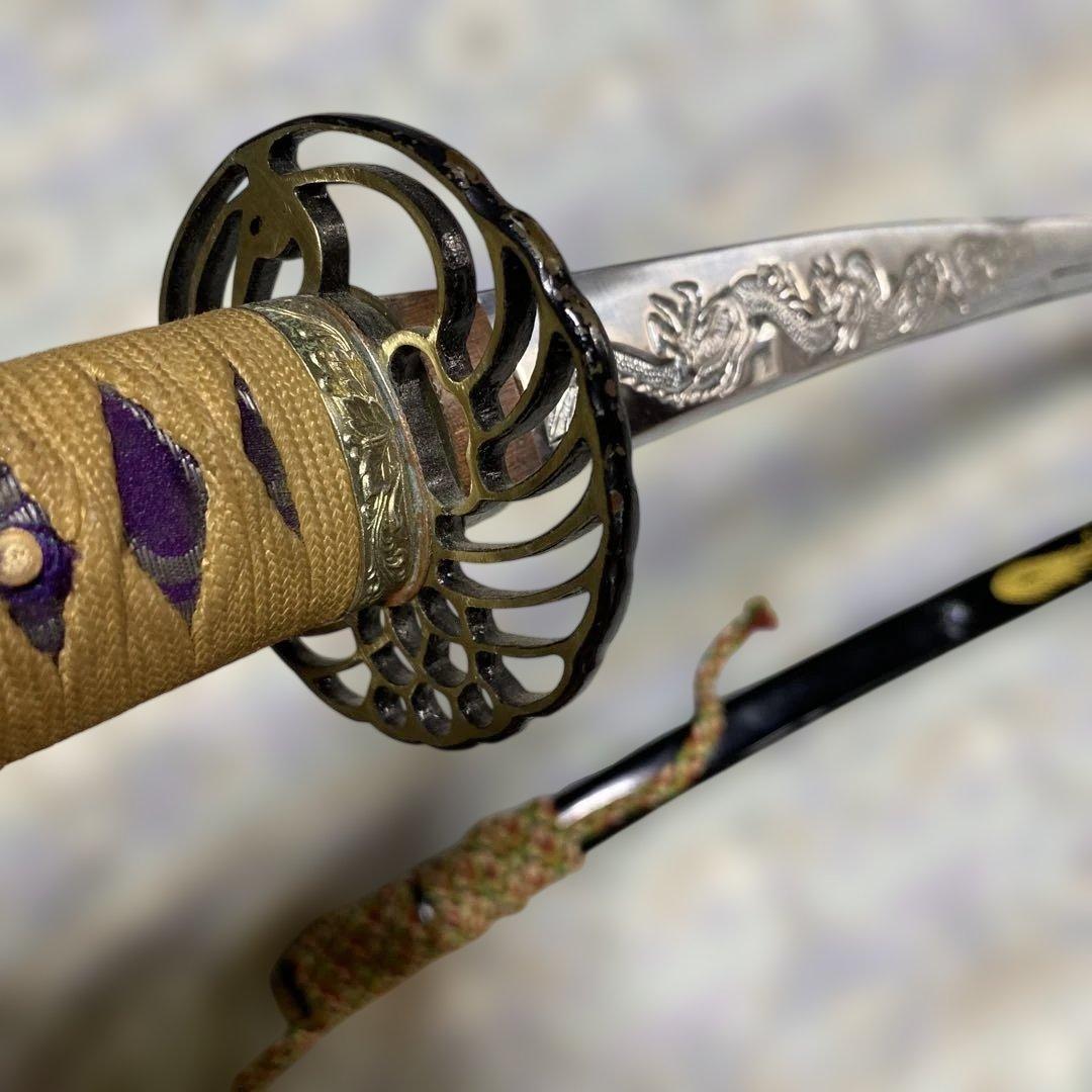 模造刀 太刀 金茶柄 鶴羽透し丸鍔 太刀造り龍図黒呂鞘 - メルカリ