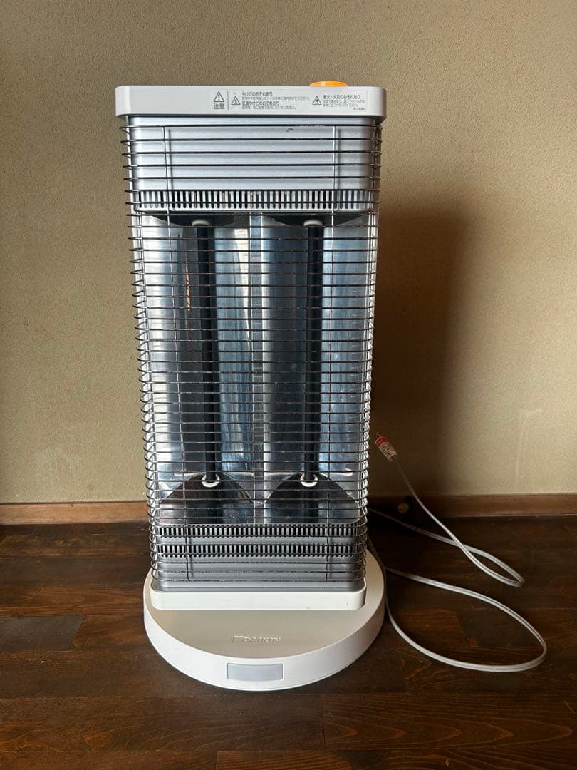 DAIKIN ダイキン 遠赤外線ヒーター　ERFT11VS-W 2018年製 ダイキン、モダンなデザインに一新した遠赤外線暖房機「セラムヒート