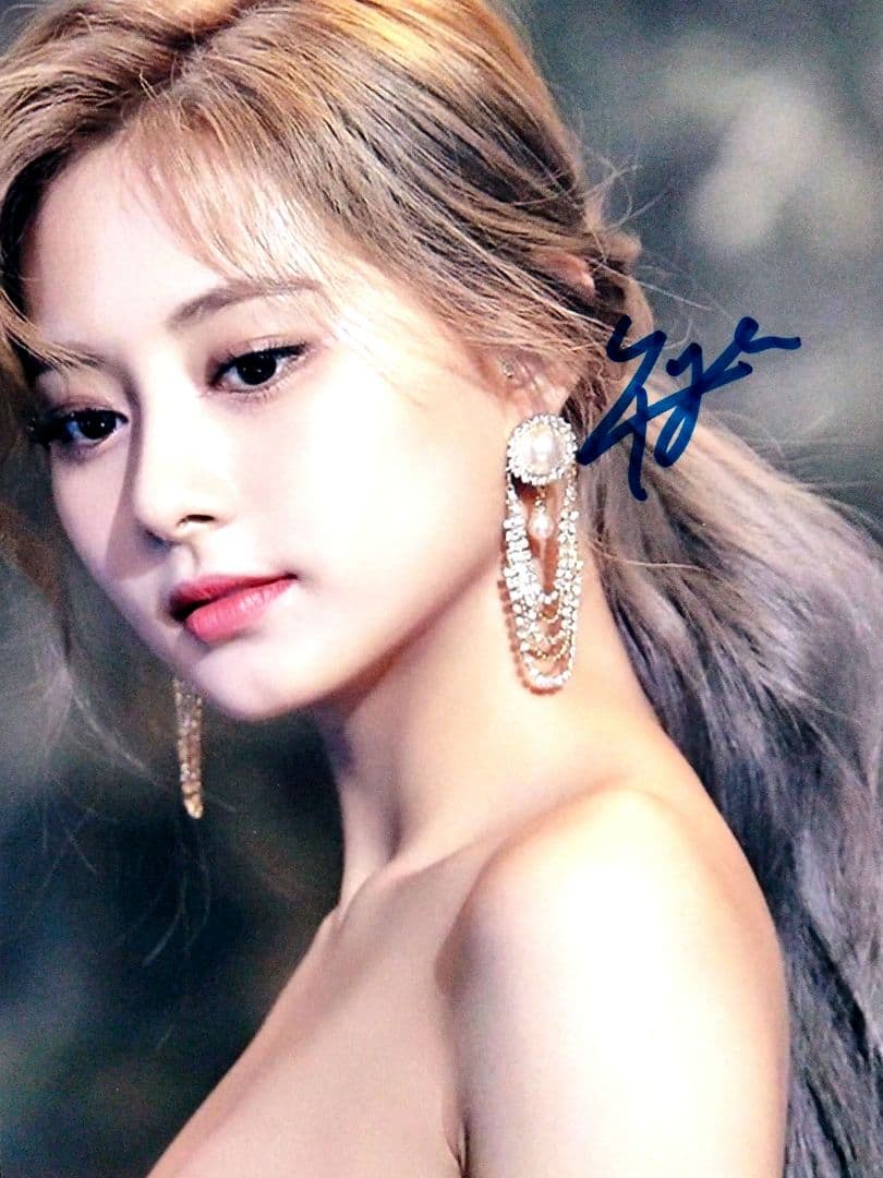 セール中…ツウィ直筆サイン入り2Lサイズ写真…Tzuyu…TWICE‥⑦ - メルカリ