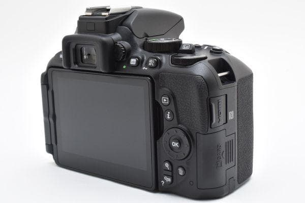 【美品】ニコン Nikon D5600 ボディ 《ショット数8961回》