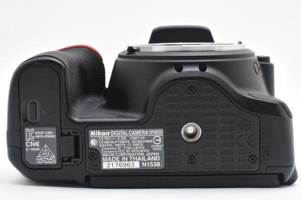 【美品】ニコン Nikon D5600 ボディ 《ショット数8961回》