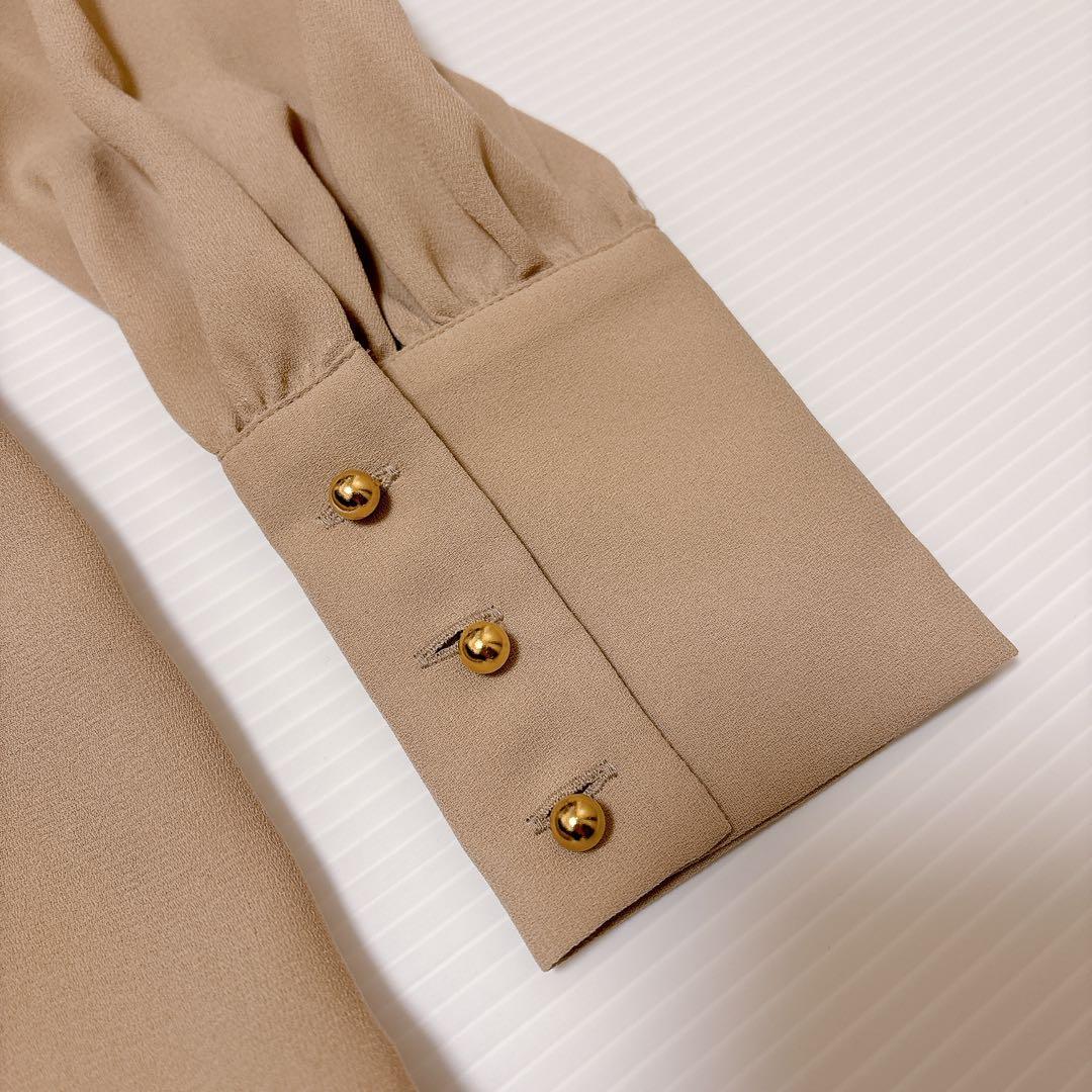 ベイジ】ボウタイ リボン ハイネック ブラウス とろみ ベージュ 金