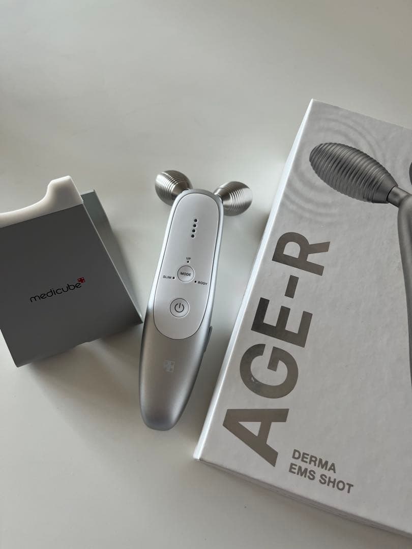 ボディ・フェイスケア medicube AGE-R DERMA EMS SHOT AGE-R Derma EMS Shot Device · Medicube | MiiN Cosmetics Spain