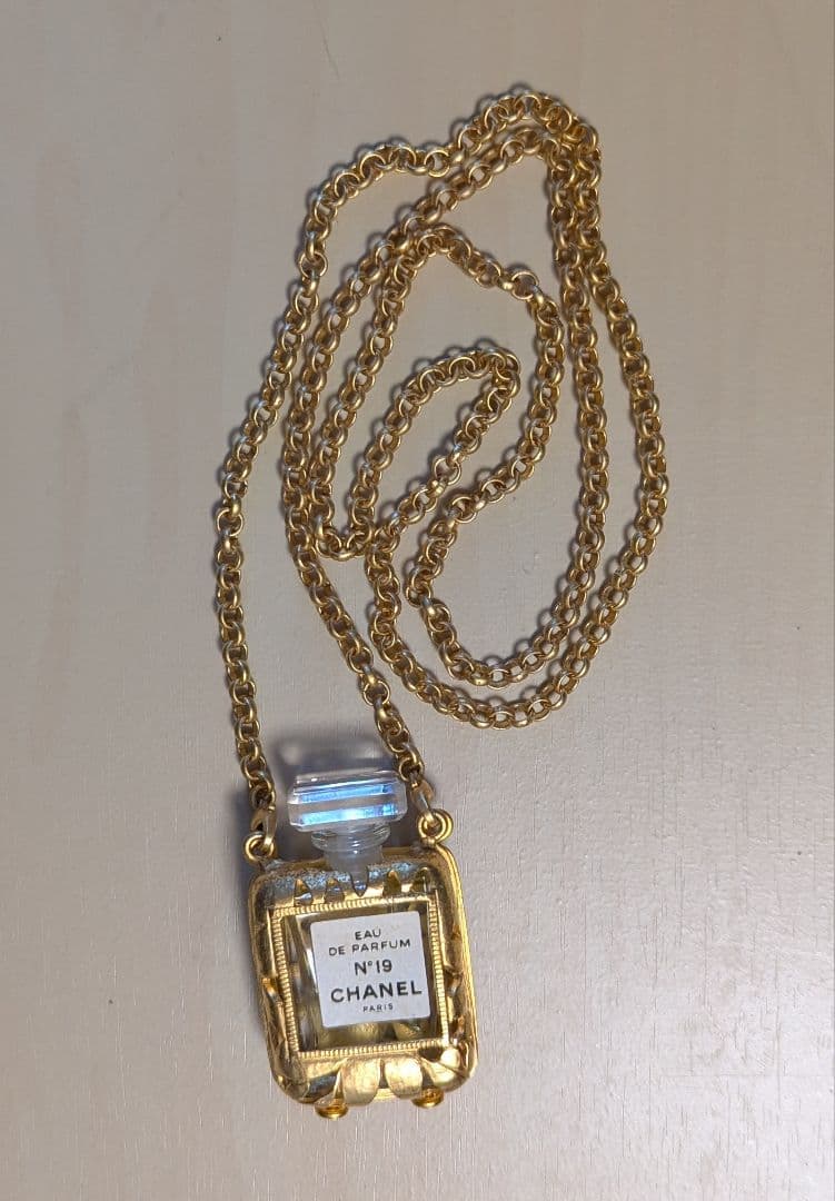 CHANEL　香水　ボトル　ネックレス　シャネル　No.19 ヴィンテージ シャネル No.19 香水 ネックレス パフュームボトル ヴィンテージ