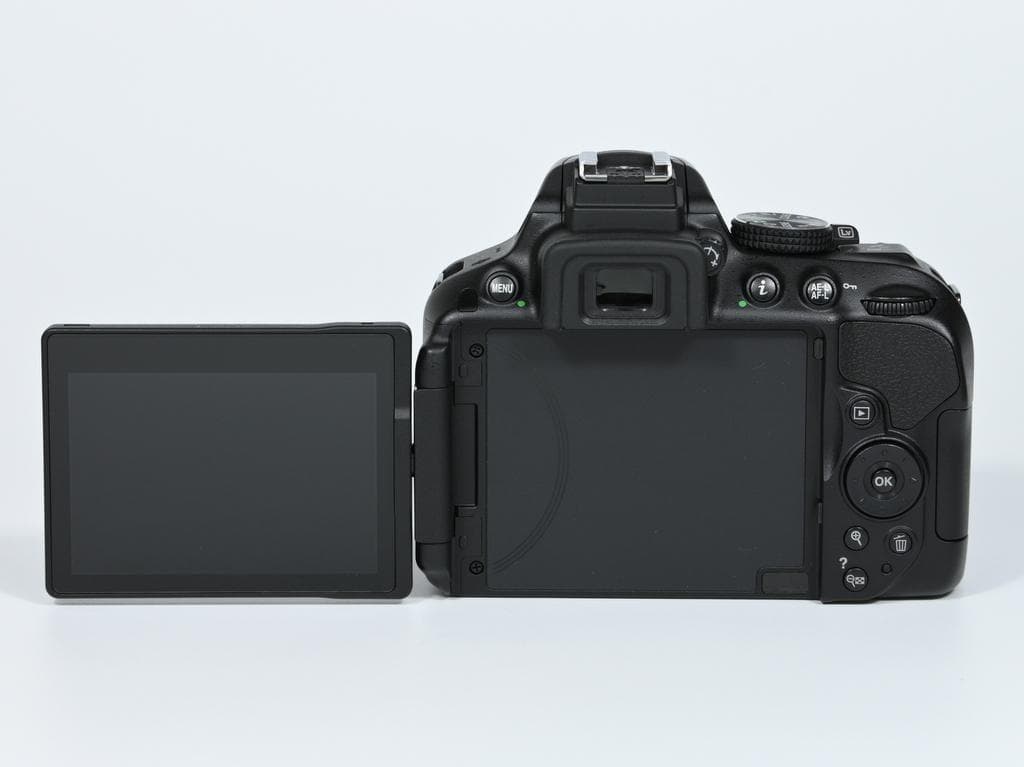 【ほぼ新品】 ニコン　Nikon D5300 ボディ 《ショット数151》