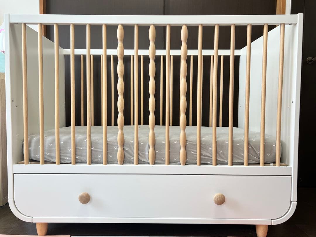 IKEA MYLLRA(ミルラ) ベビーベッド（マットレス付き） MYLLRA/ミルラ ベビーベッド 引き出し付き - Babiew(べビュー) - Babiew