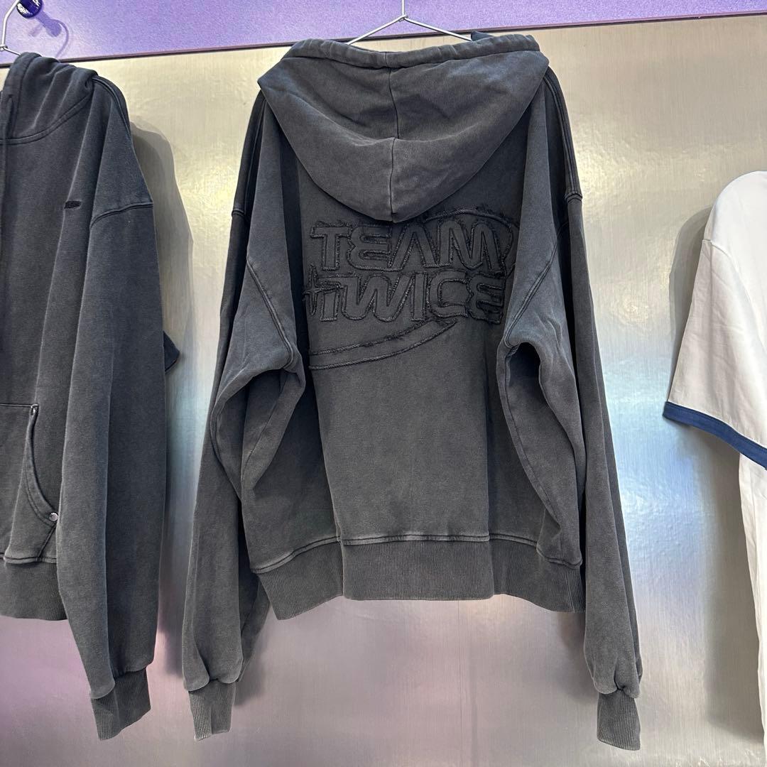 TWICE ポップアップ フードジップ パーカー 10ve universe - メルカリ