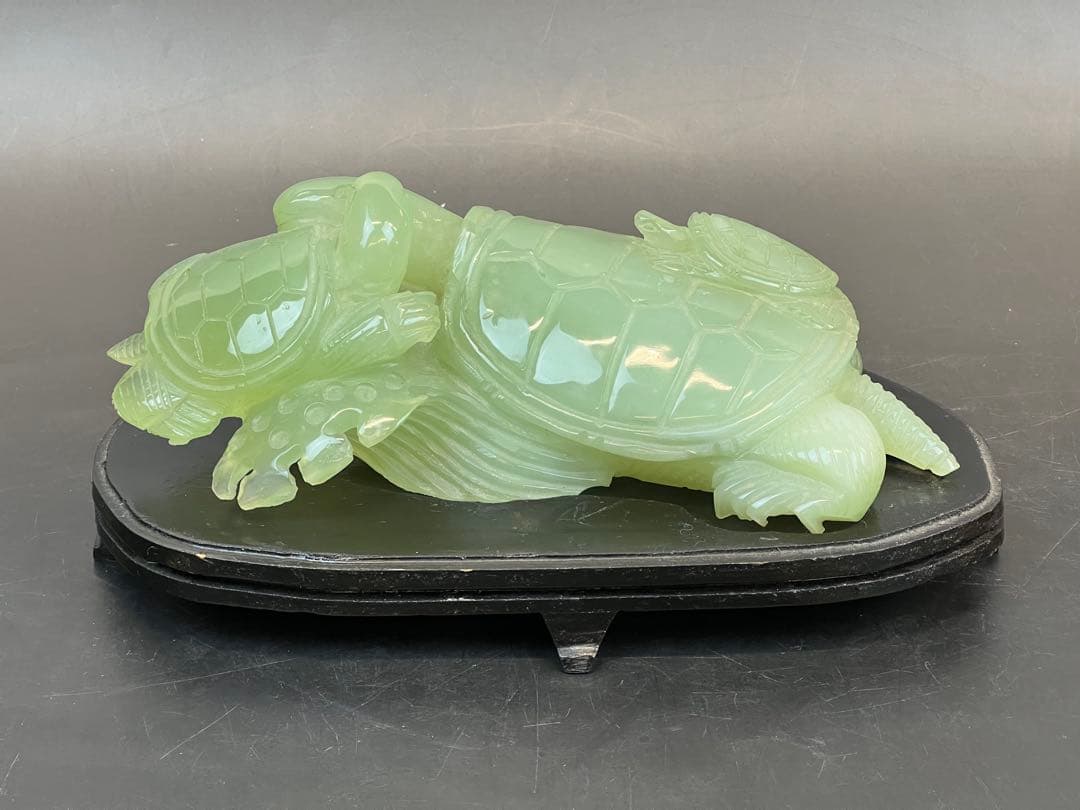 ［美品］翡翠亀　横19cm台付き　送料込み 翡翠 龍亀(ロングイ) 彫刻 (木製台座付き)