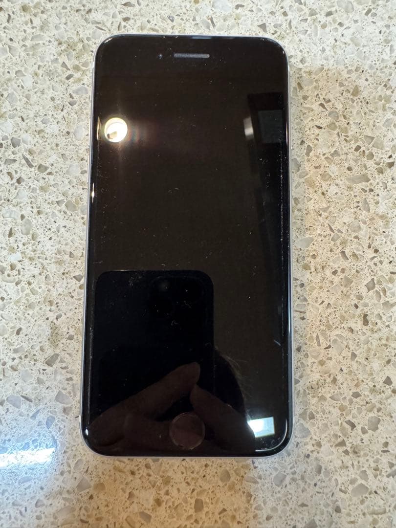 iphone se 第2世代 白 ジャンク品 カメラ不良 - メルカリ