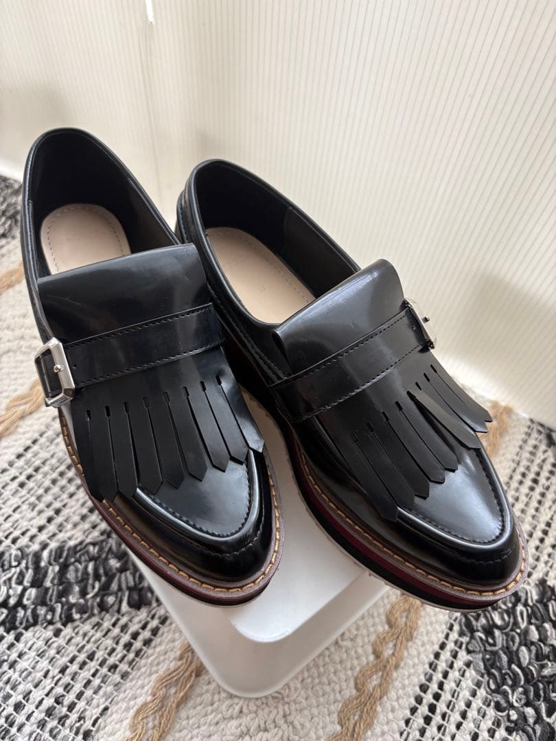 ZARA】厚底ローファー エナメル フリンジ - メルカリ