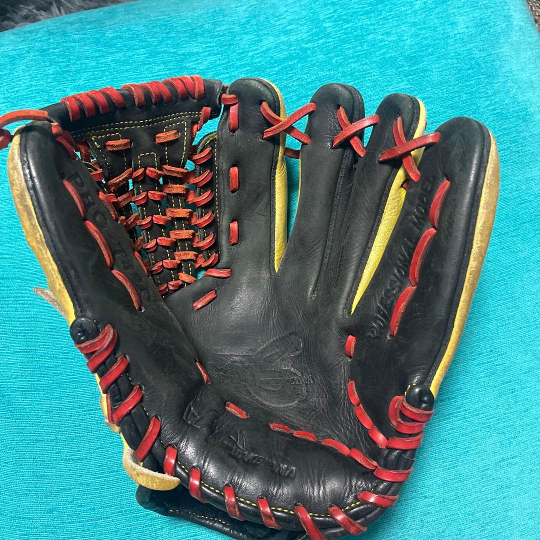 軟式グローブ 黒と赤 レースアップ 黒と赤のレースアップデザインの軟式