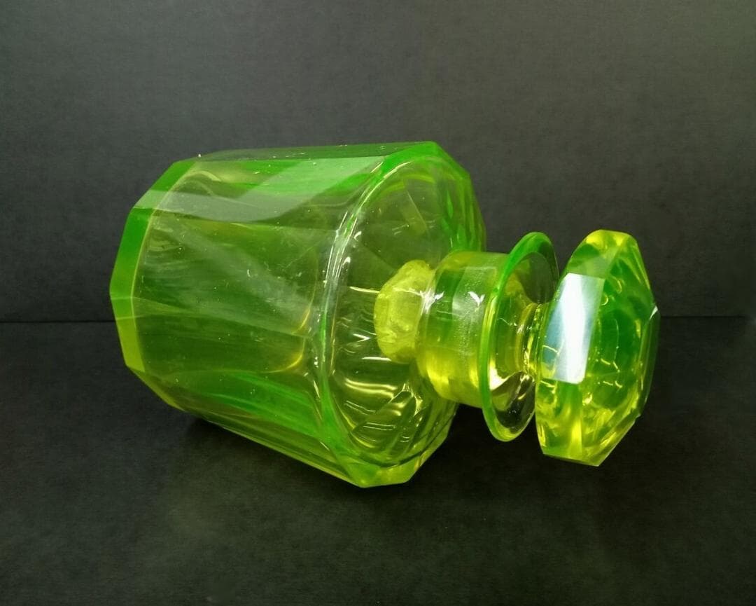 ☆P0201☆欧州 ウランガラス 12面カット 蓋付 香水瓶 化粧水 ボトル