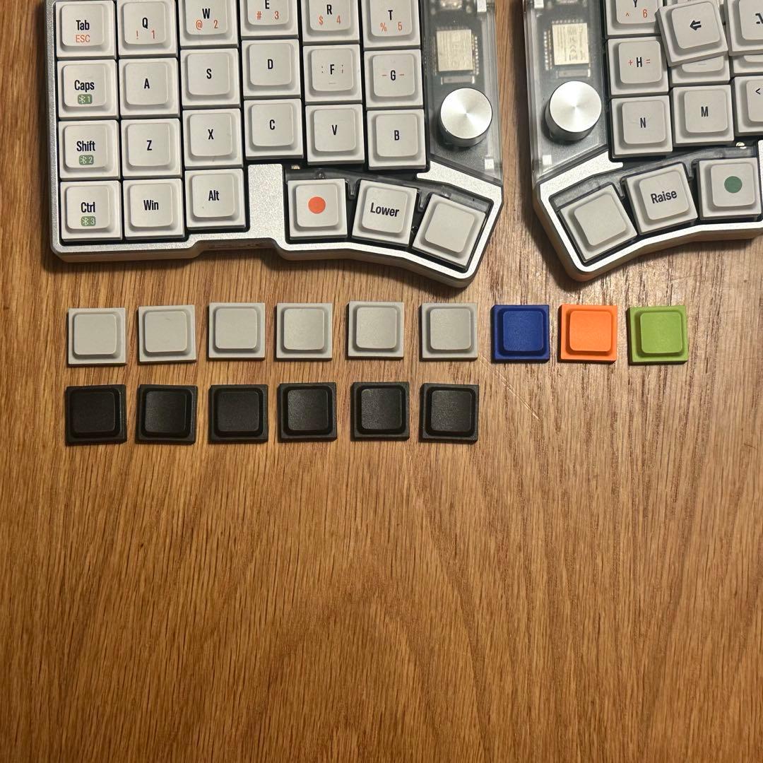 Cornix LP 無線分割キーボード シルバー+無刻印キーキャップ各 - メルカリ