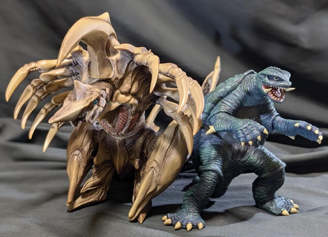 レギオン（エクスプラス）＆ガメラ96（ロケットプロ）ソフビフィギュア