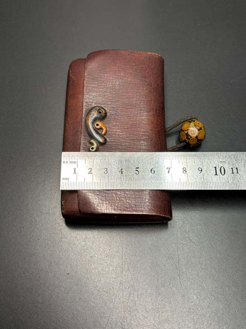 骨董品 煙草入れ 提げ物 勾玉 木製磨出 時代物 アンティーク 革製 英勲