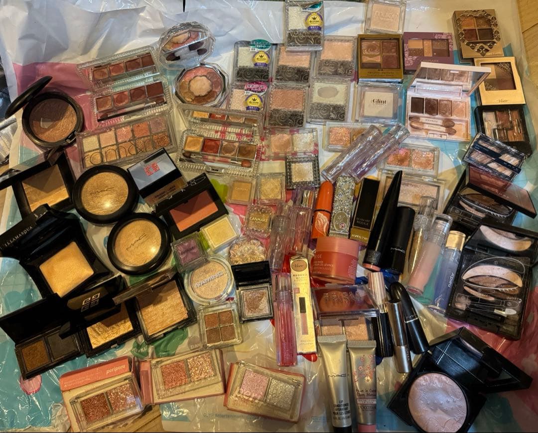 アイシャドウ　ハイライト　リップ　化粧品詰め合わせ　残量多　未使用もあり KANEBO】究極に心地よいマットリップ！ハイライト・アイシャドウの限定