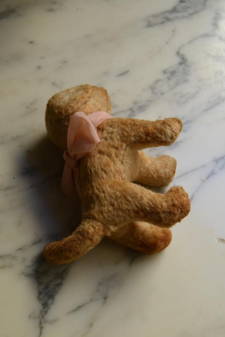 ピンクのリボン 1930年 可愛い小さな犬のぬいぐるみ 藁 フランス