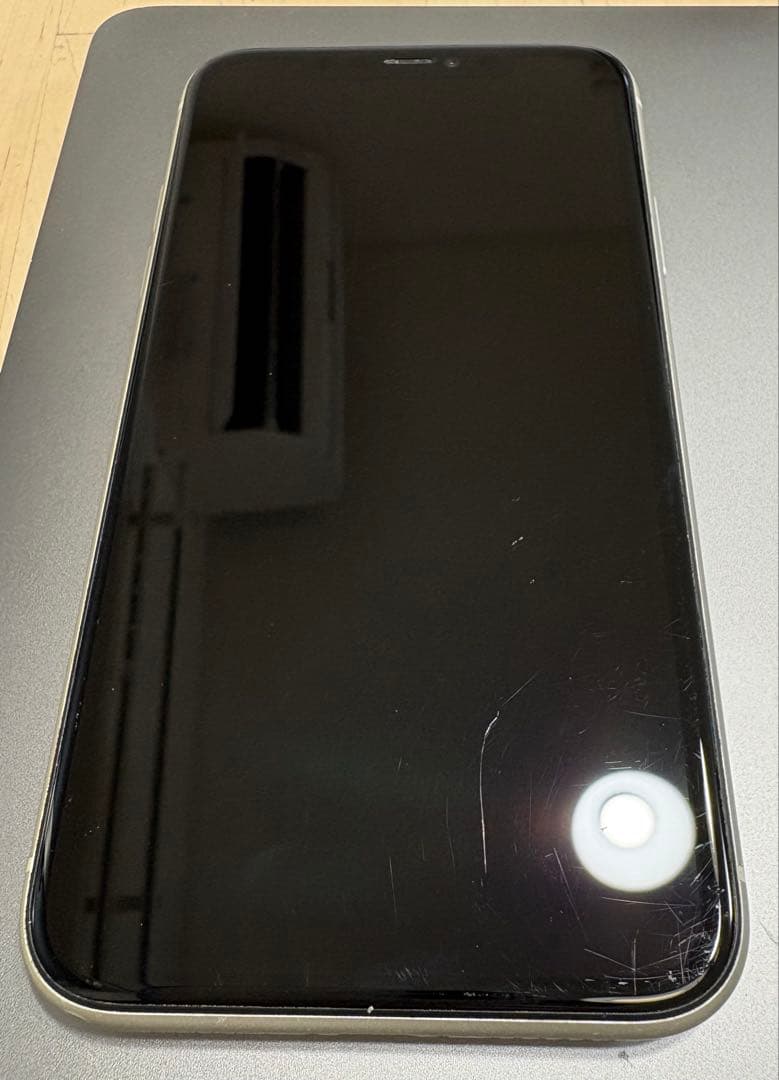 Apple iPhone 11 ホワイト 本体 ひび割れあり - メルカリ