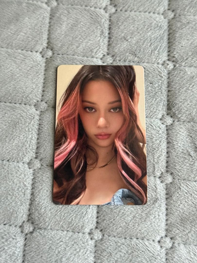 KATSEYE メーガン Holiday boxトレカ megan katseye holiday box photocard Twice | Mercari