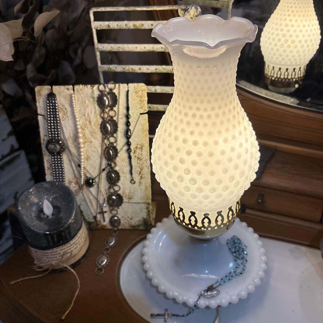 フェントン ボブネイルミルクグラス テーブルランプ フェントン製 ボブネイル ミルクガラス テーブルランプ – Allen