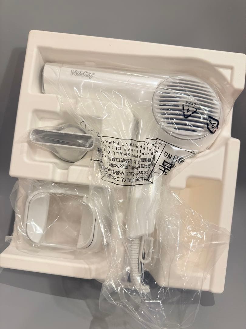 《新品》マイナスイオンヘアドライヤー　Nobby NB4100 ホワイト