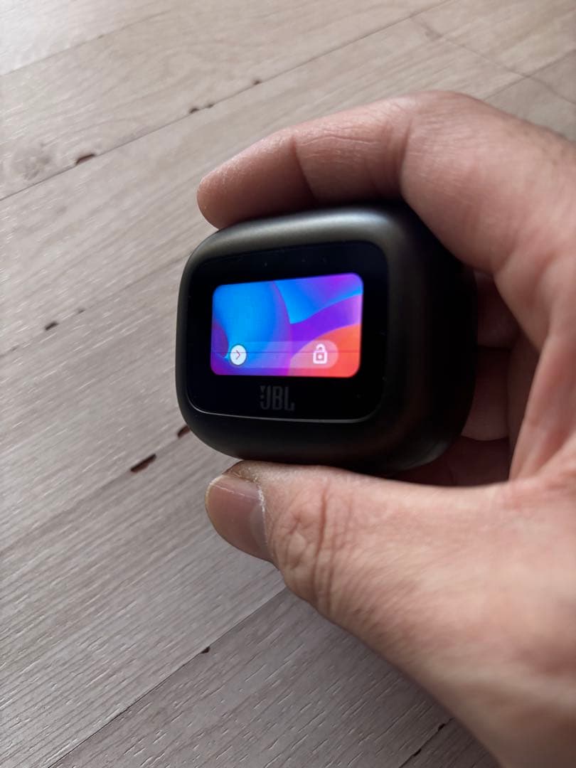 値下げ】JBL LIVE BEAM 3 ワイヤレスイヤホン※液晶に赤いスジ有り