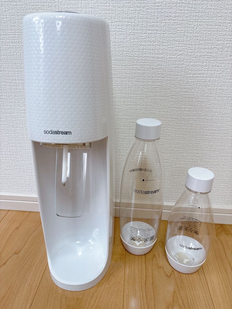 sodastream 炭酸水メーカー ホワイト ボトル2本付き - メルカリ