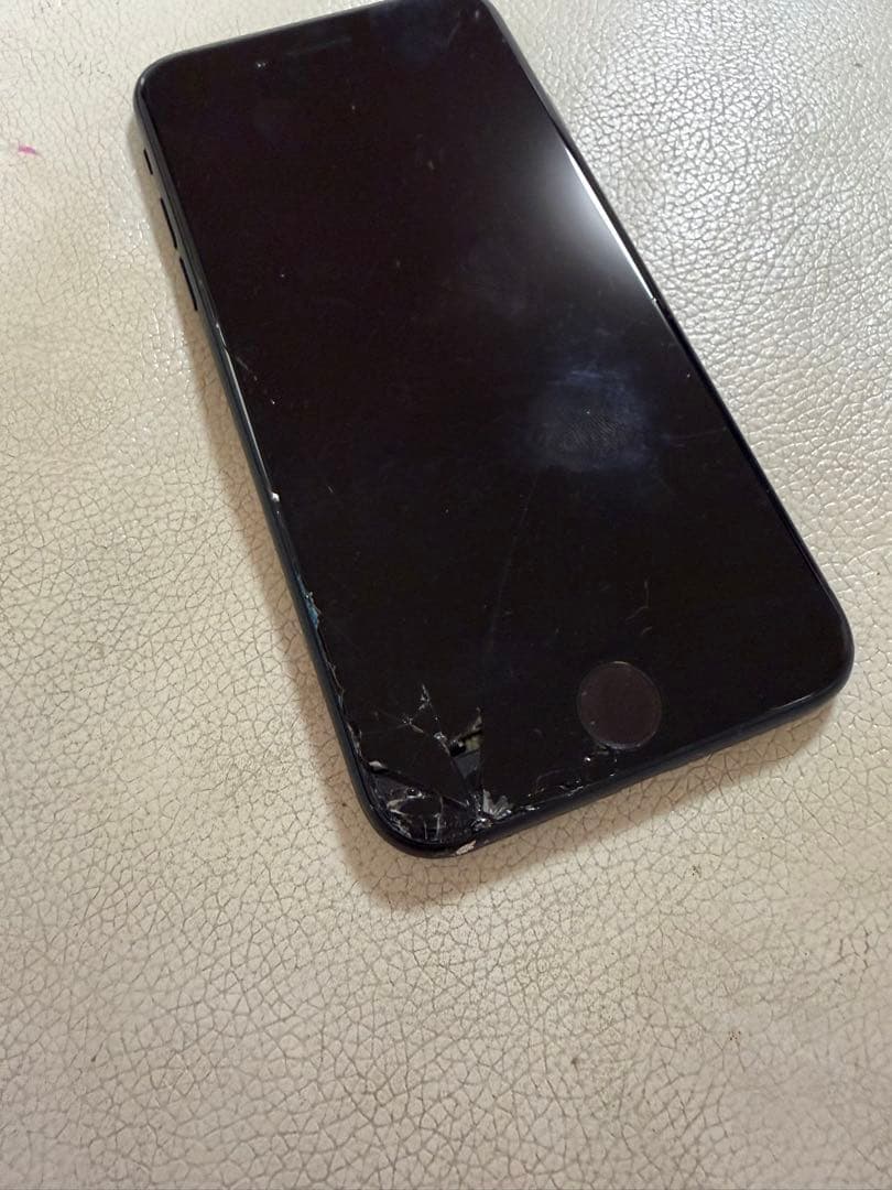 Apple iPhone SE (第3世代) ブラック 画面ひび割れありの通販はau PAY