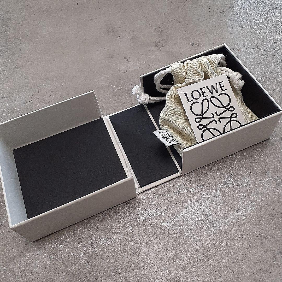 LOEWE アナグラム ブローチ - メルカリ