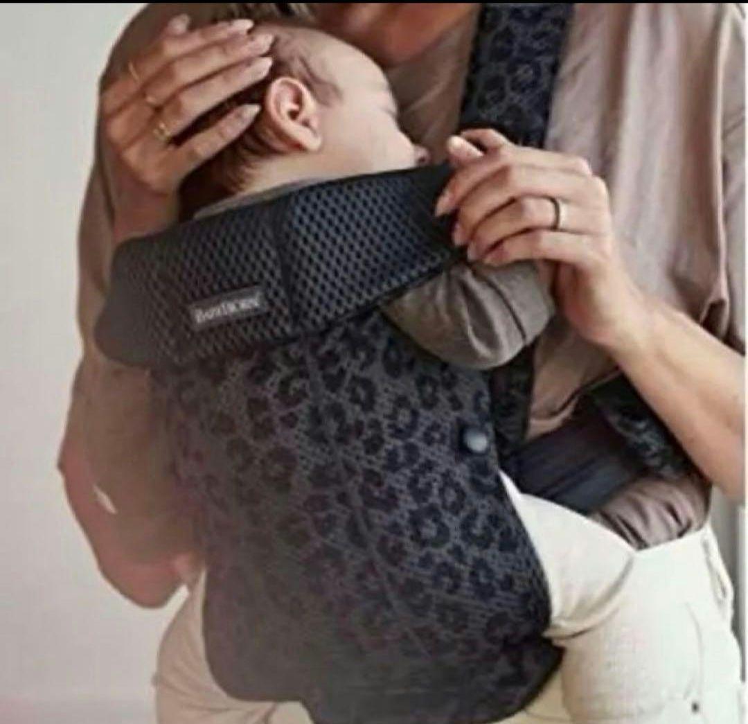 美品BABYBJÖRN ベビーキャリアMINI 抱っこ紐 ブラック レオパード