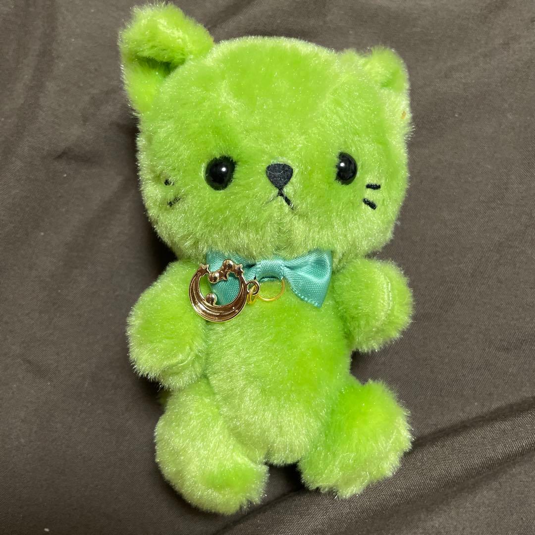 緑色の猫のぬいぐるみ Dolly 8月誕生日 - メルカリ