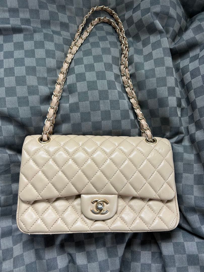 CHANEL ベージュ キルティングショルダーバッグ - メルカリ