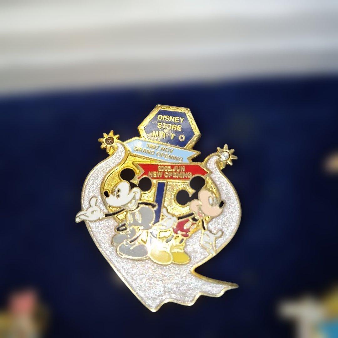 レア ディズニーストア限定 オープン記念ピンバッジ - メルカリ