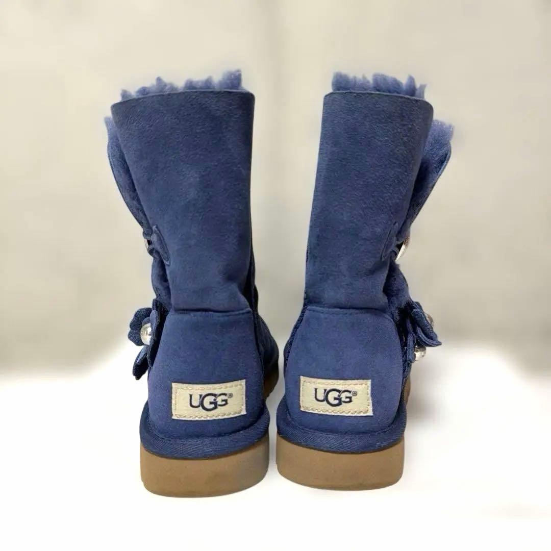 UGG ネイビー ブルーフラワーチャーム付き - メルカリ
