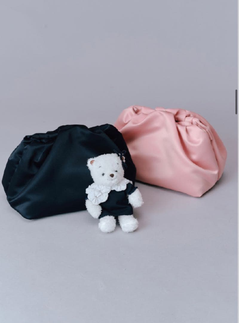 yori familiar コラボ マシュマロクラッチバッグ ネイビー - メルカリ