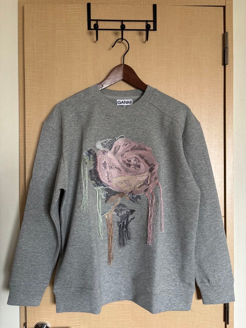 【新品タグ付き】Ganni バラ刺繍 グレー スウェット 新品タグ付き】Ganni バラ刺繍 グレー スウェット 新品タグ付き】Ganni