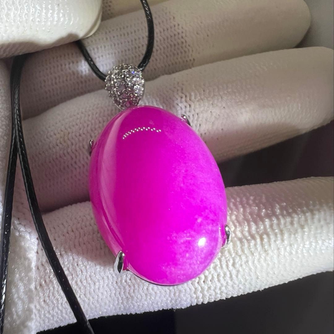 新品 綺麗なピンク色の翡翠卵形ペンダント革紐でビンテージスタイルD10116