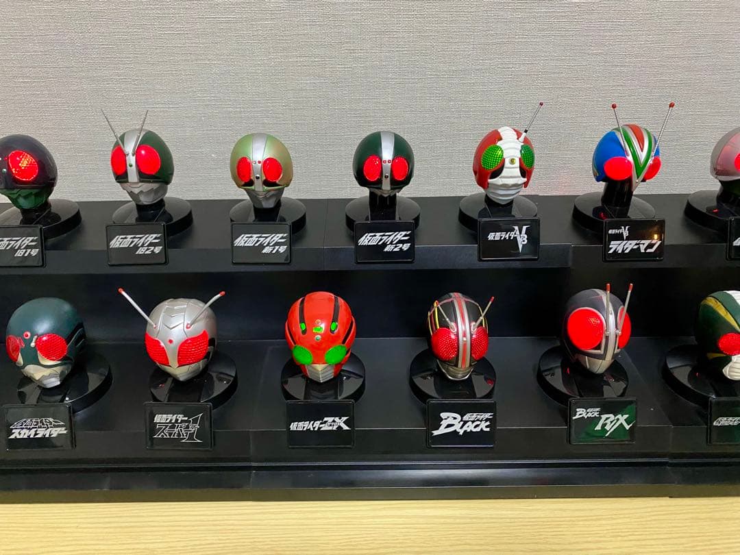 仮面ライダー マスクコレクション プレミアム発光台座ディスプレイ