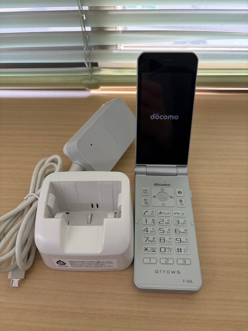 docomo arrows F-03L シルバー折りたたみ式 - メルカリ