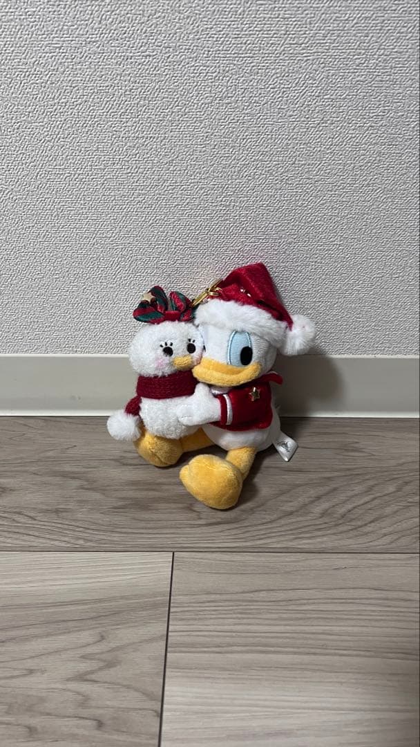 ドナルドダック サンタ クリスマス ぬいぐるみキーチェーン - メルカリ
