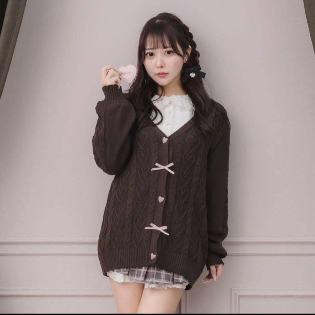 新品タグ付き❤︎pium ハートボタンケーブルロングカーデ❤︎ - メルカリ