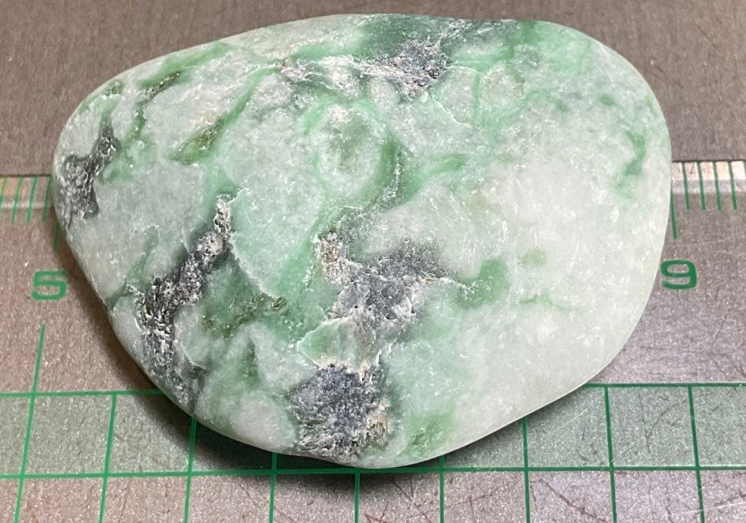 白地に緑色 糸魚川翡翠20g ヒスイ ひすい - メルカリ