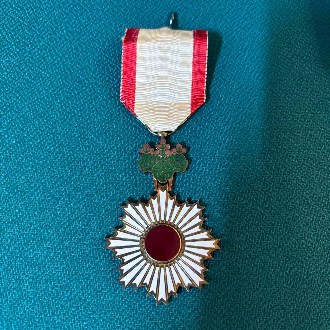 勲五等双光旭日章 勲章 （塗箱入り・略綬付） - メルカリ