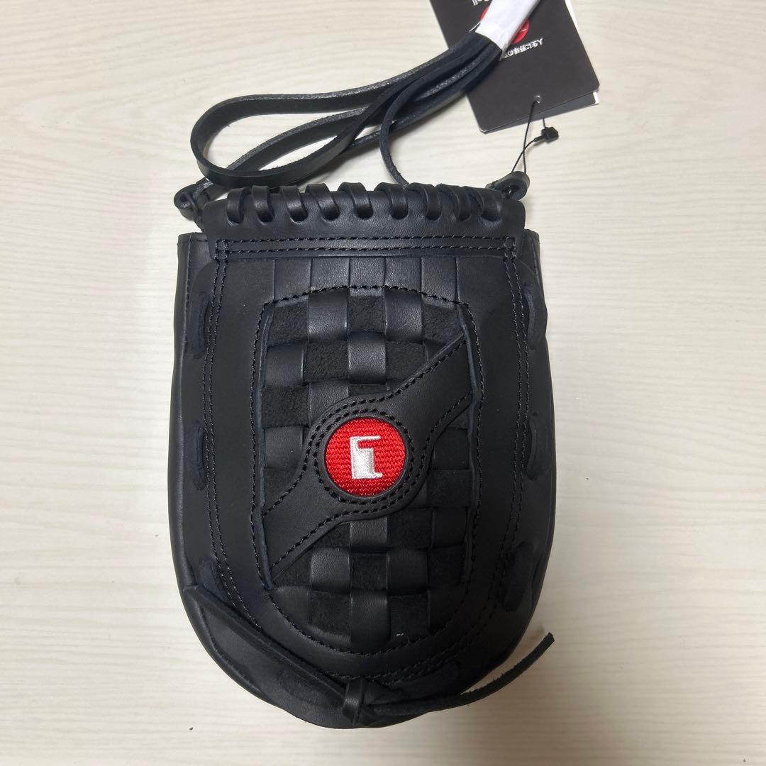 イカちゃんさん専用　TRION グローブサコッシュ ルパン三世 サコッシュ ブラック【アニメタイムズSTORE】