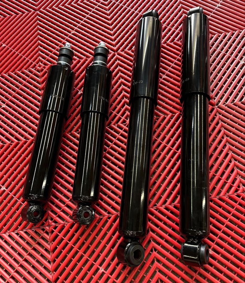 200系 ハイエース ローダウン車専用ショートショック前後セット　美品 200系 ハイエース ローダウン車用 ショート ショック ブラック 改良版