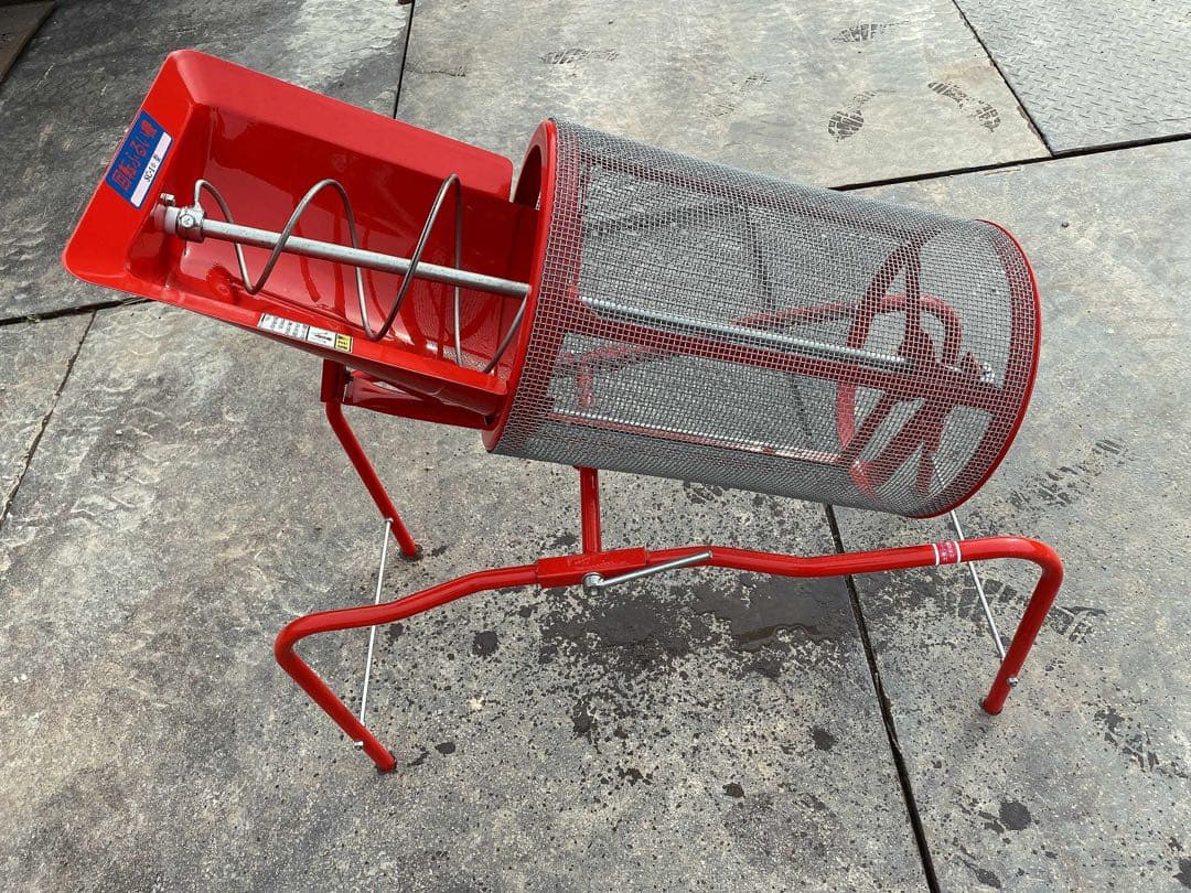 赤い金属製種子選別機 スタンド付き