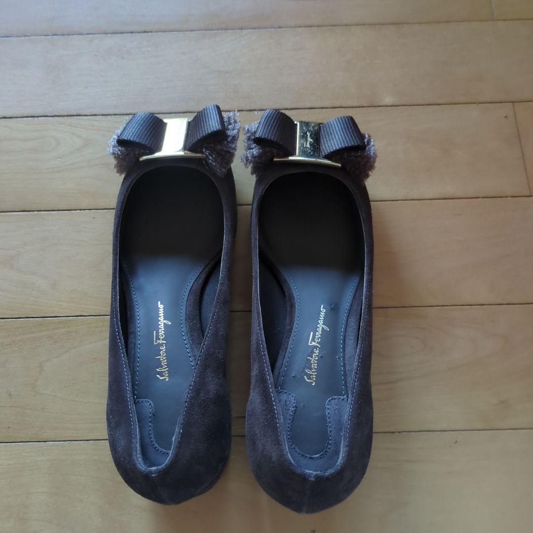 Salvatore Ferragamo ダークブラウン フラットシューズ Salvatore Ferragamo Vara Bow Suede Loafers - Chocolate Brown, 7.5