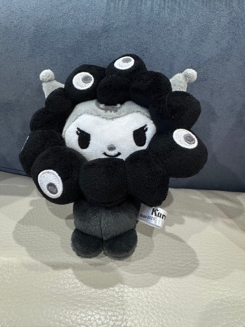 黒ミャクミャク なりきり ぬいぐるみ）カラビナ付き サンリオ クロミ