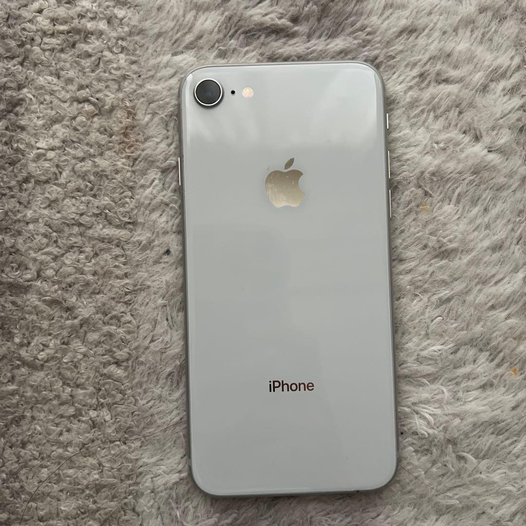 Apple iPhone 8 64GBシルバー 本体 ケース付き